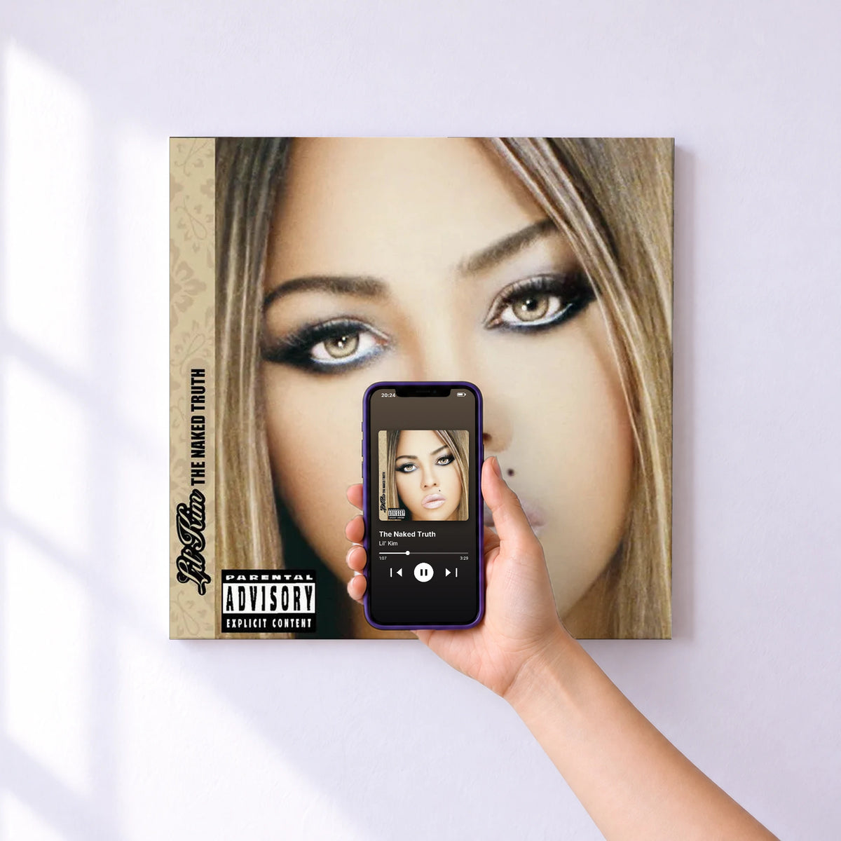 Affiche connectée The Naked Truth de Lil' Kim au mur : l'album se lance en approchant le téléphone
