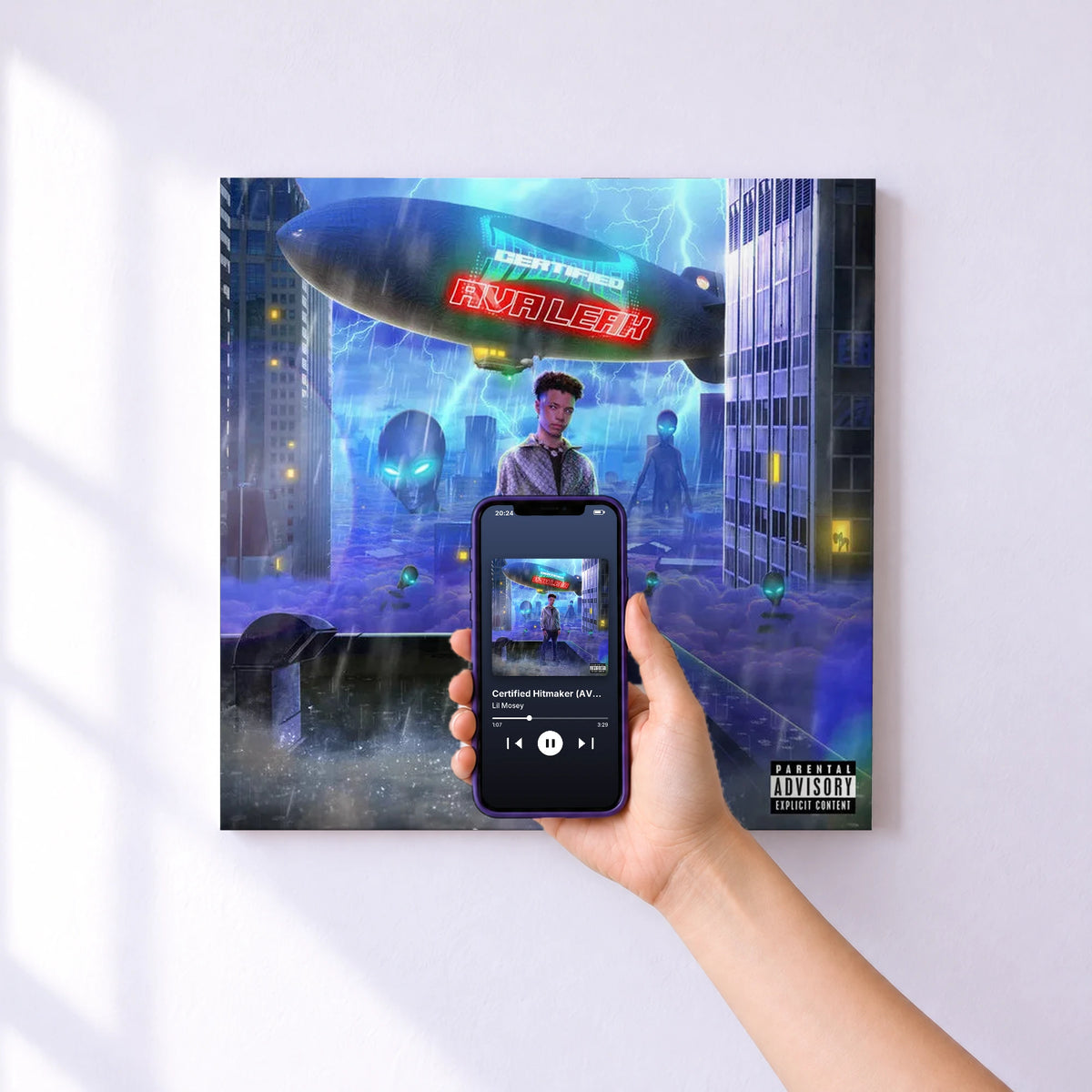 Affiche connectée Certified Hitmaker (AVA Leak) de Lil Mosey au mur : l'album se lance en approchant le téléphone