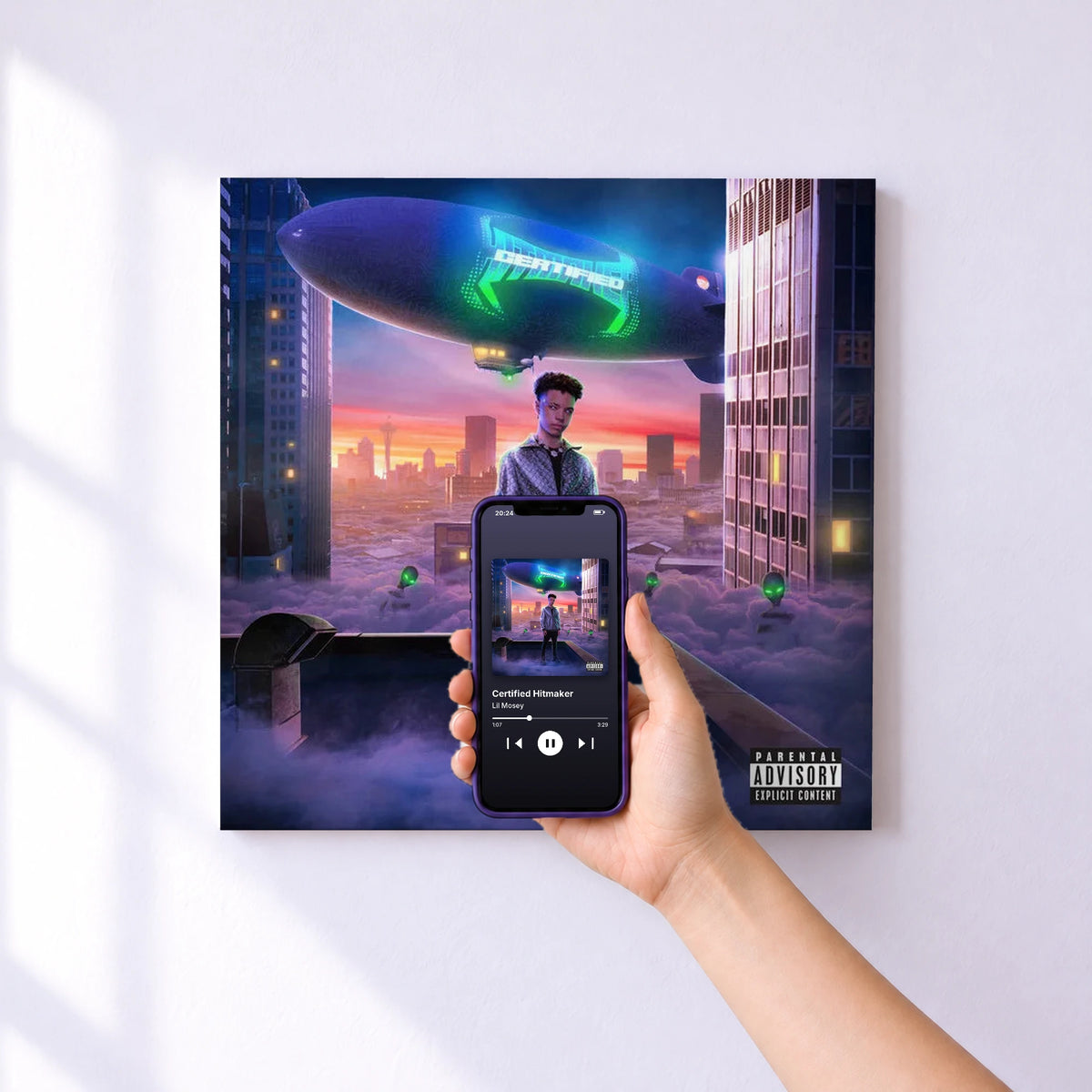 Affiche connectée Certified Hitmaker de Lil Mosey au mur : l'album se lance en approchant le téléphone