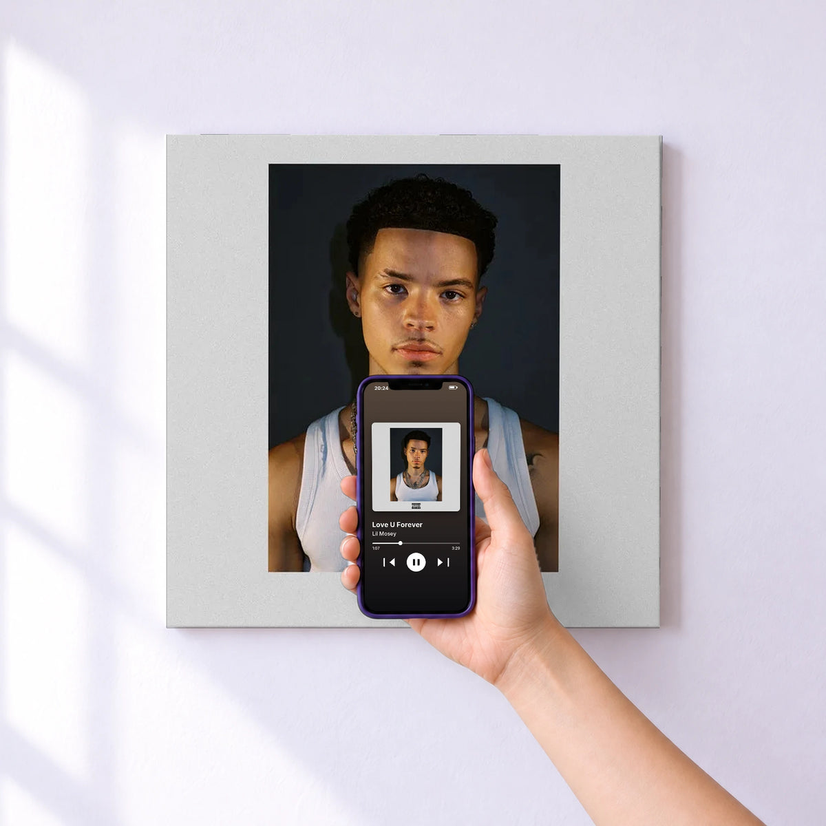 Affiche connectée Love U Forever de Lil Mosey au mur : l'album se lance en approchant le téléphone