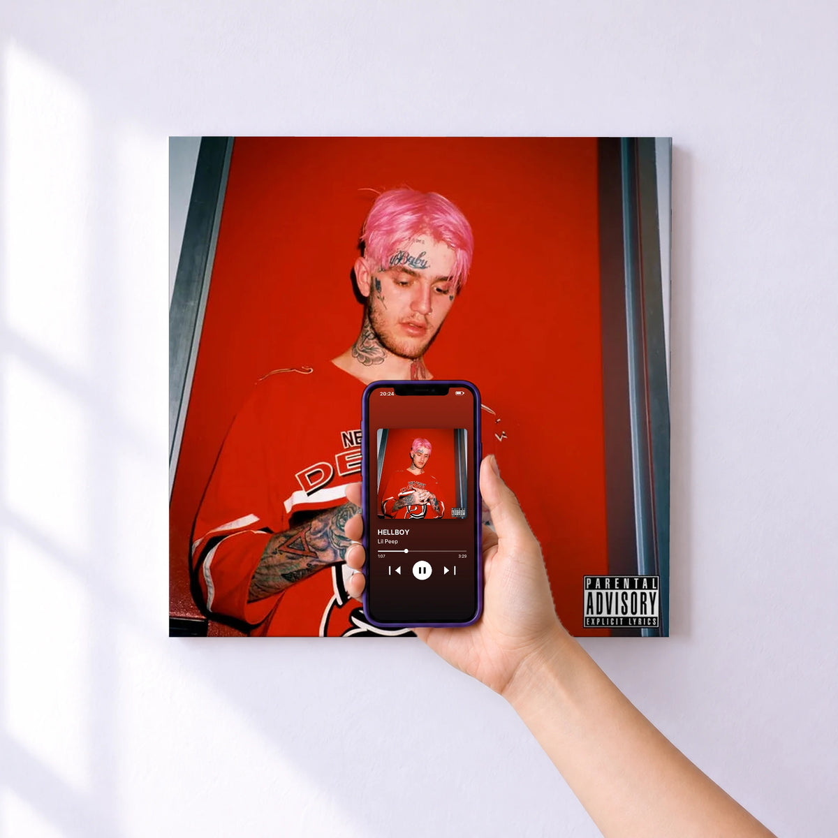 Affiche connectée HELLBOY de Lil Peep au mur : l'album se lance en approchant le téléphone