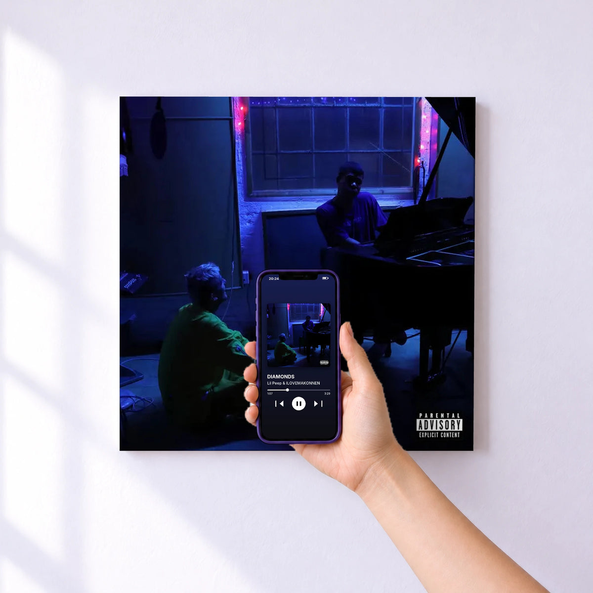 Affiche connectée DIAMONDS de Lil Peep & ILOVEMAKONNEN au mur : l'album se lance en approchant le téléphone