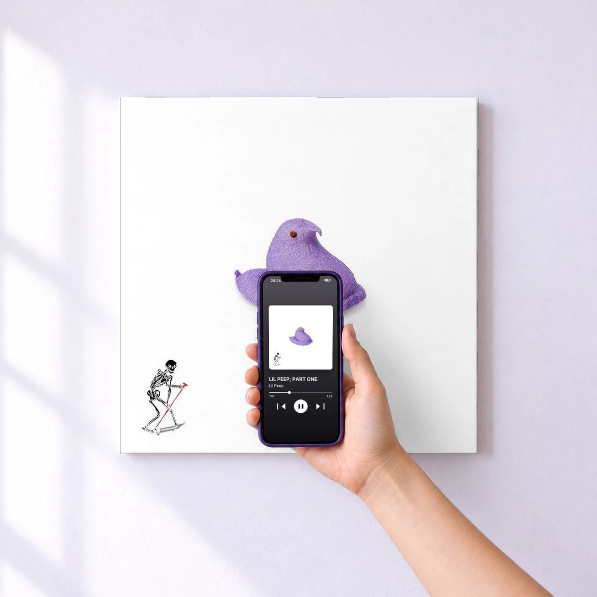Affiche connectée LIL PEEP; PART ONE de Lil Peep au mur : l'album se lance en approchant le téléphone