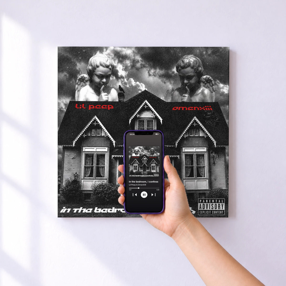 Affiche connectée in the bedroom, i confess de Lil Peep & OmenXIII au mur : l'album se lance en approchant le téléphone