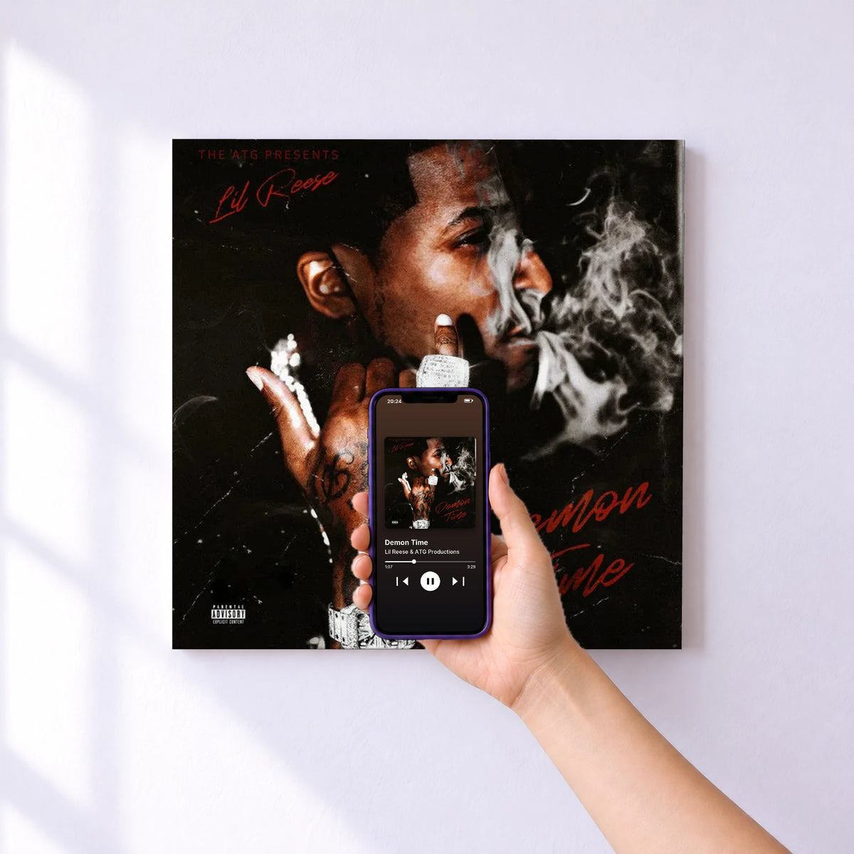 Affiche connectée Demon Time de Lil Reese & ATG Productions au mur : l'album se lance en approchant le téléphone