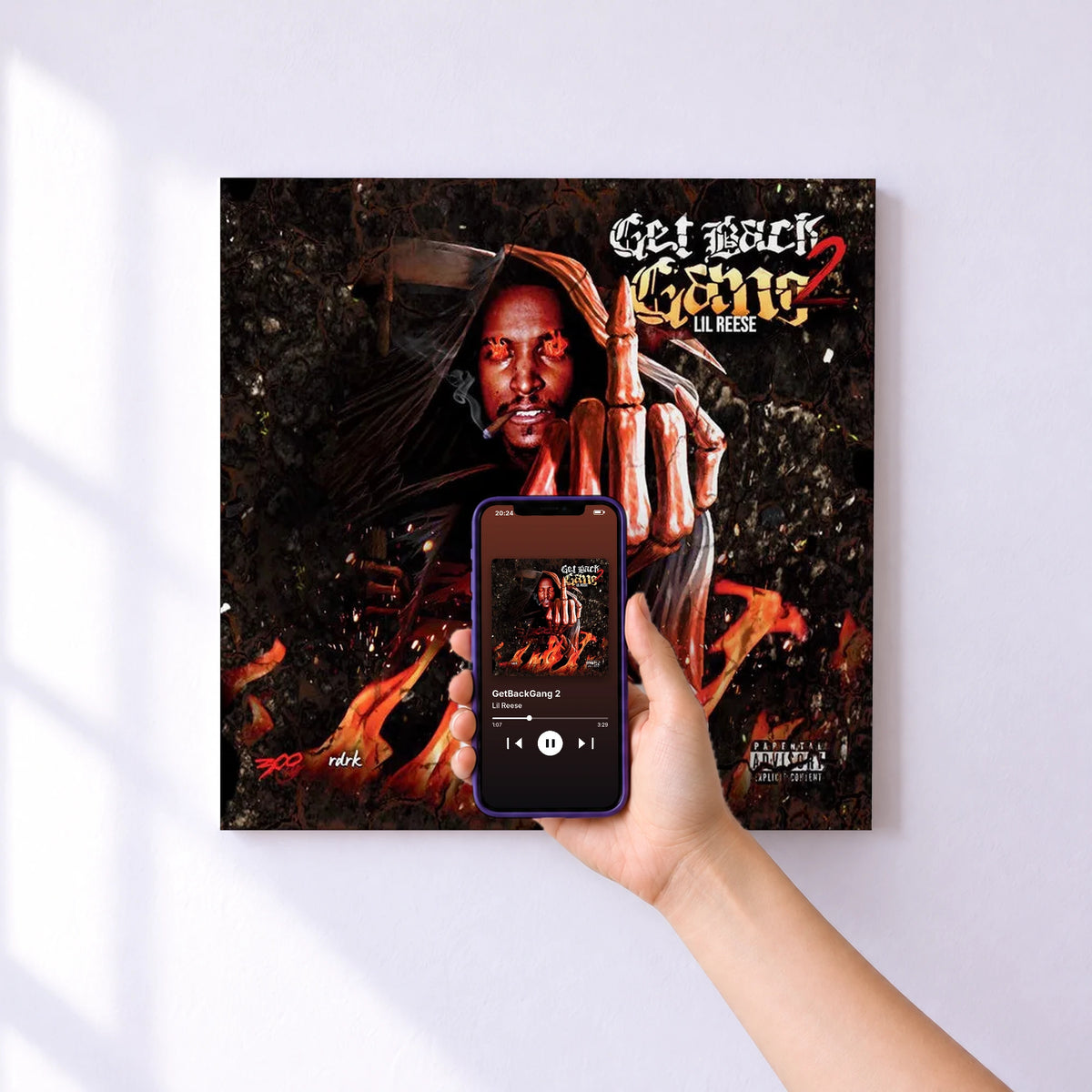 Affiche connectée GetBackGang 2 de Lil Reese au mur : l'album se lance en approchant le téléphone