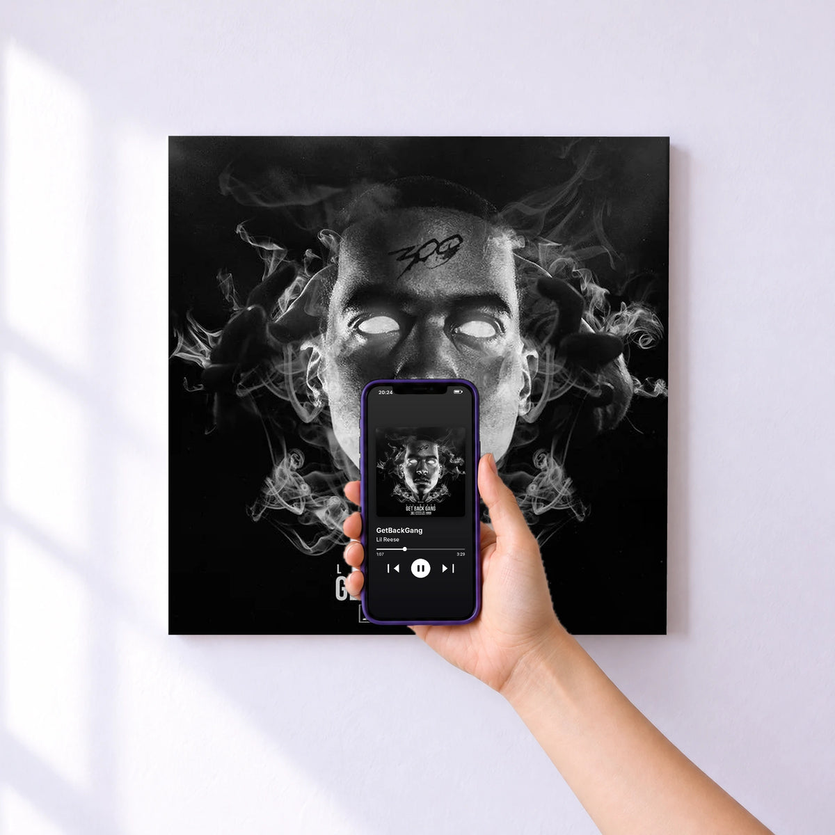 Affiche connectée GetBackGang de Lil Reese au mur : l'album se lance en approchant le téléphone
