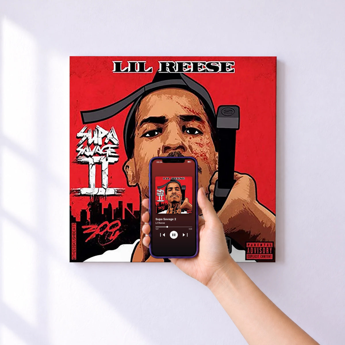Affiche connectée Supa Savage 2 de Lil Reese au mur : l'album se lance en approchant le téléphone