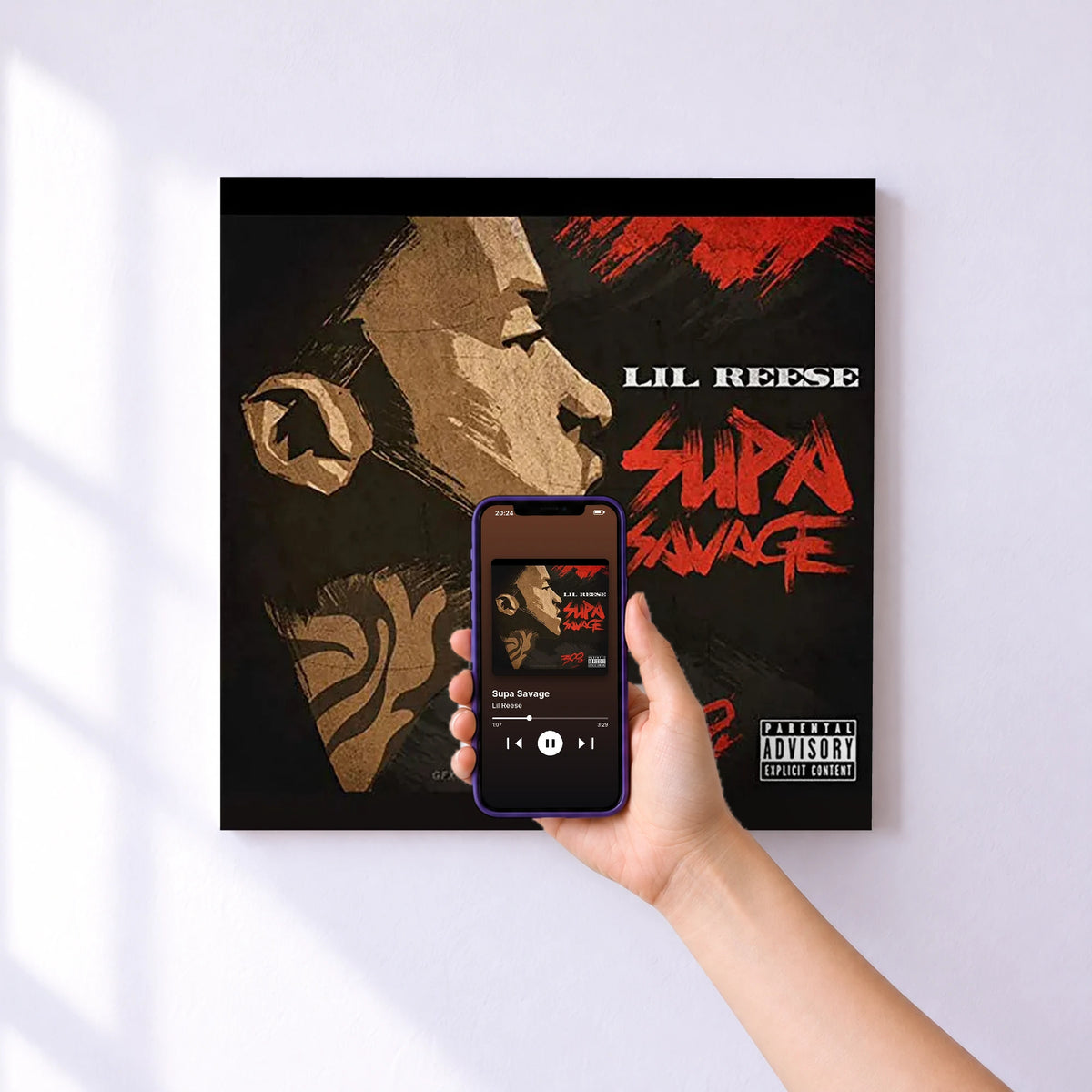 Affiche connectée Supa Savage de Lil Reese au mur : l'album se lance en approchant le téléphone
