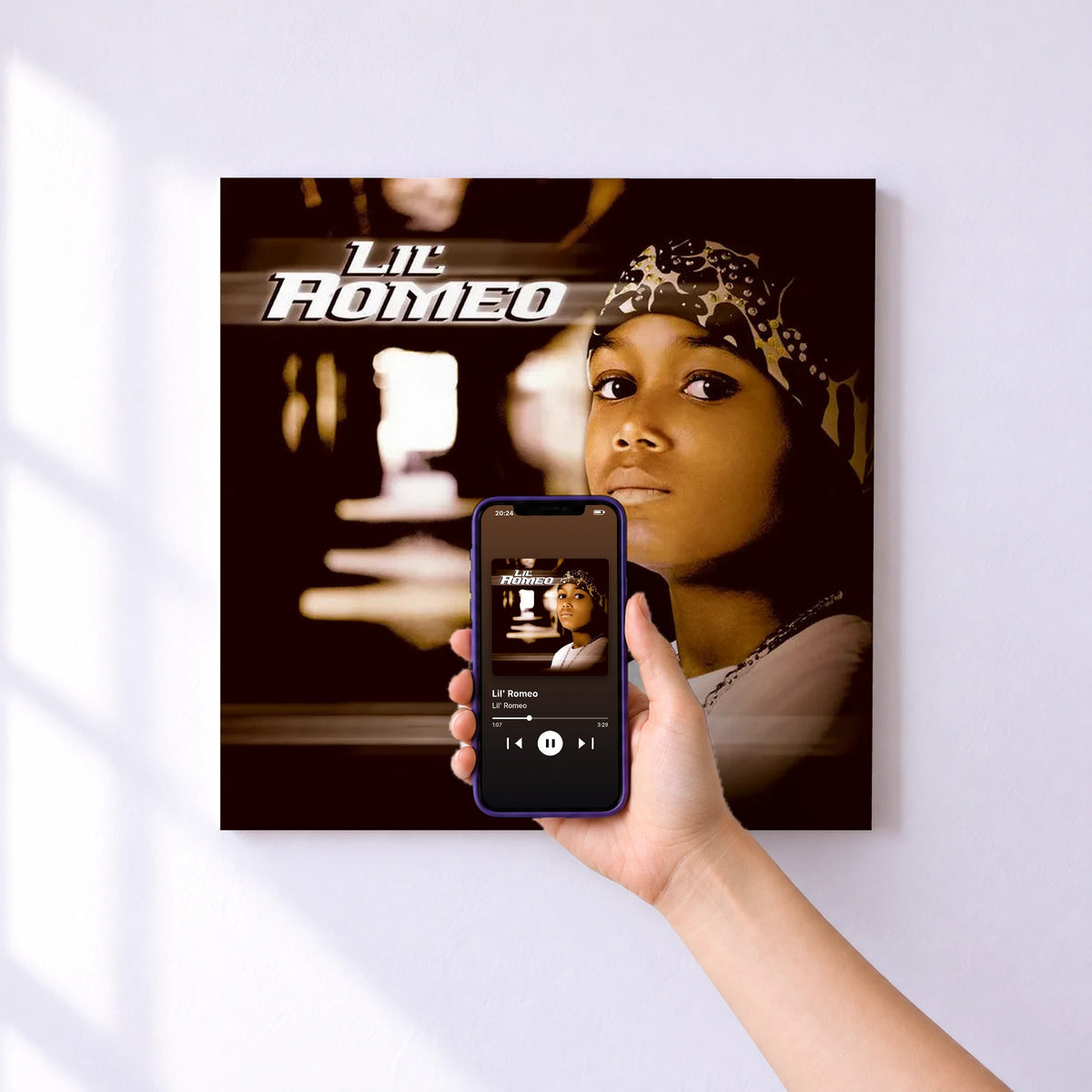 Affiche connectée Lil' Romeo de Lil' Romeo au mur : l'album se lance en approchant le téléphone