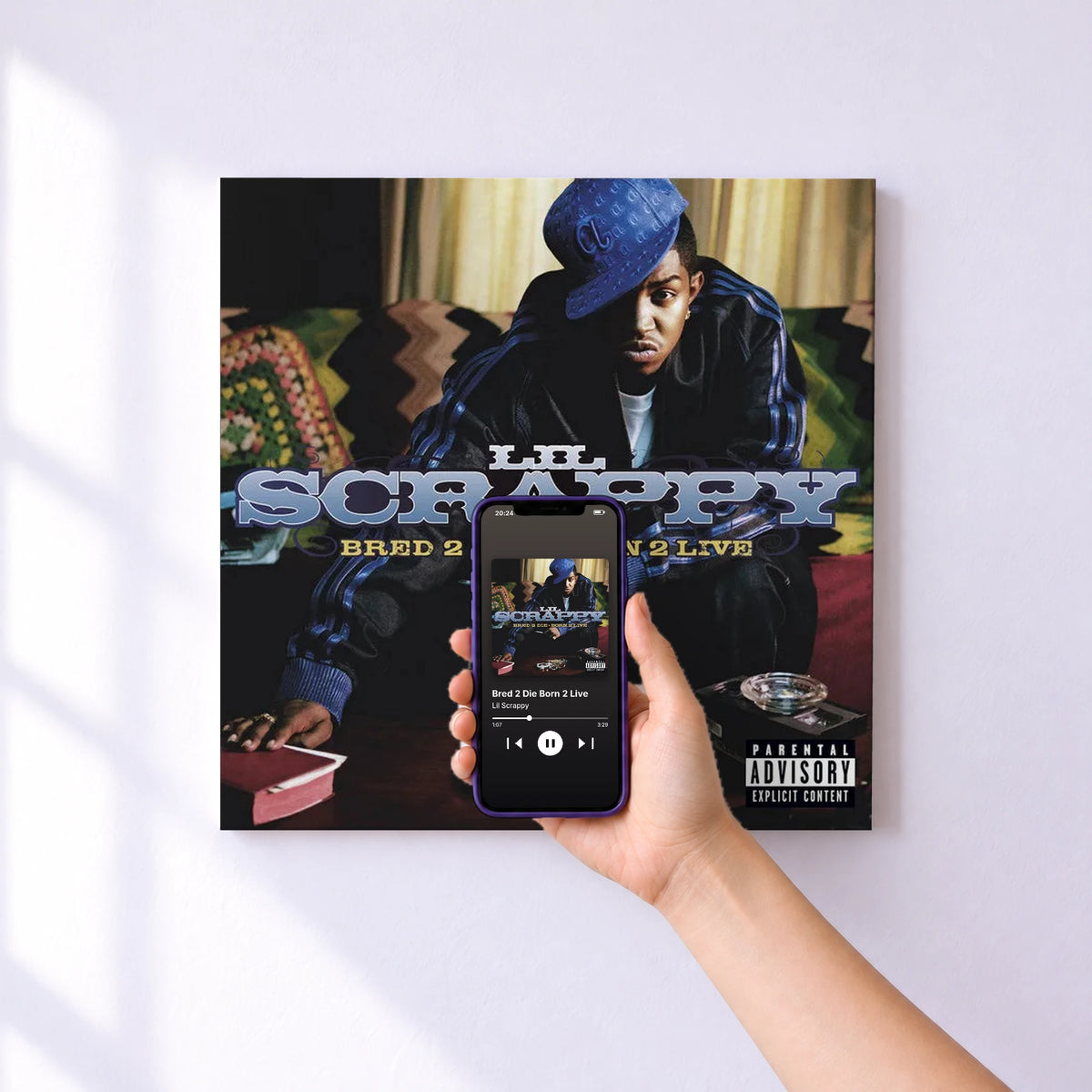 Affiche connectée Bred 2 Die Born 2 Live de Lil Scrappy au mur : l'album se lance en approchant le téléphone