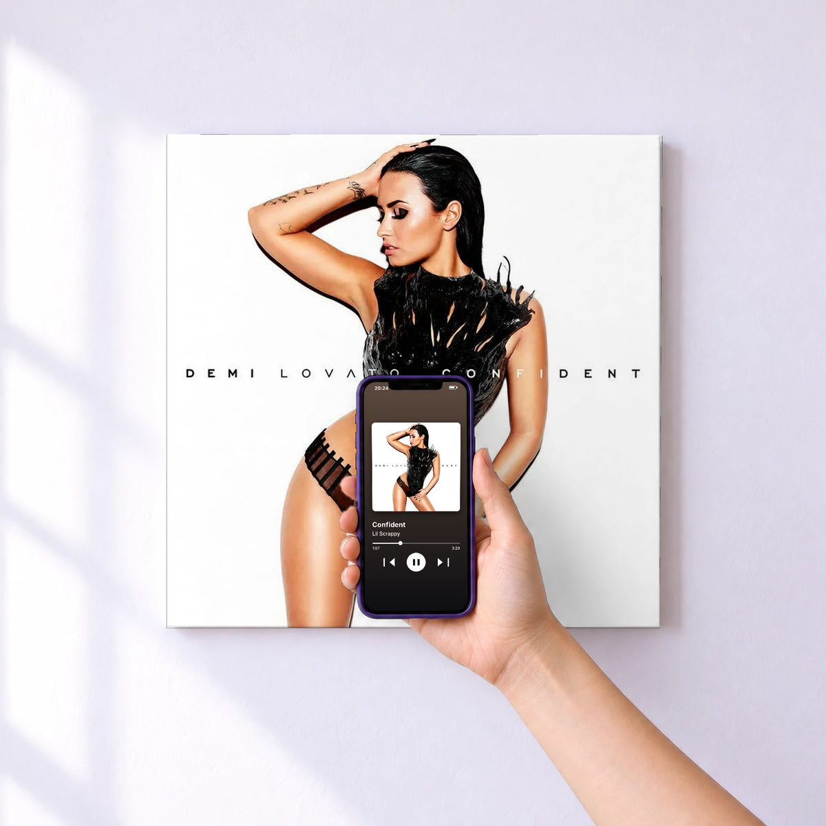 Affiche connectée Confident de Lil Scrappy au mur : l'album se lance en approchant le téléphone