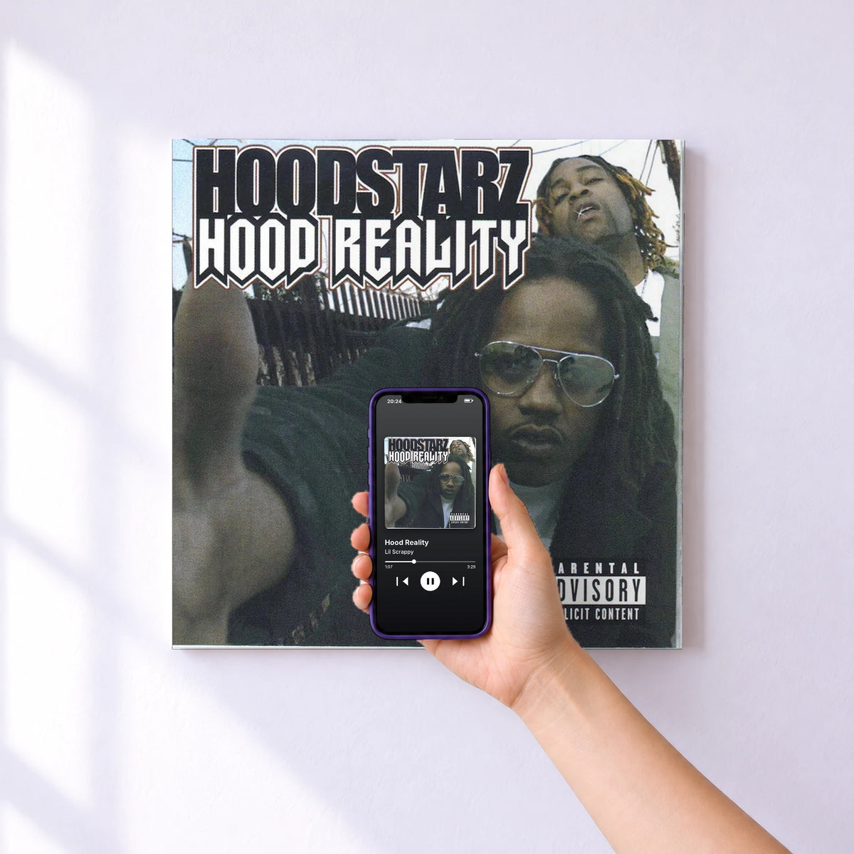 Affiche connectée Hood Reality de Lil Scrappy au mur : l'album se lance en approchant le téléphone