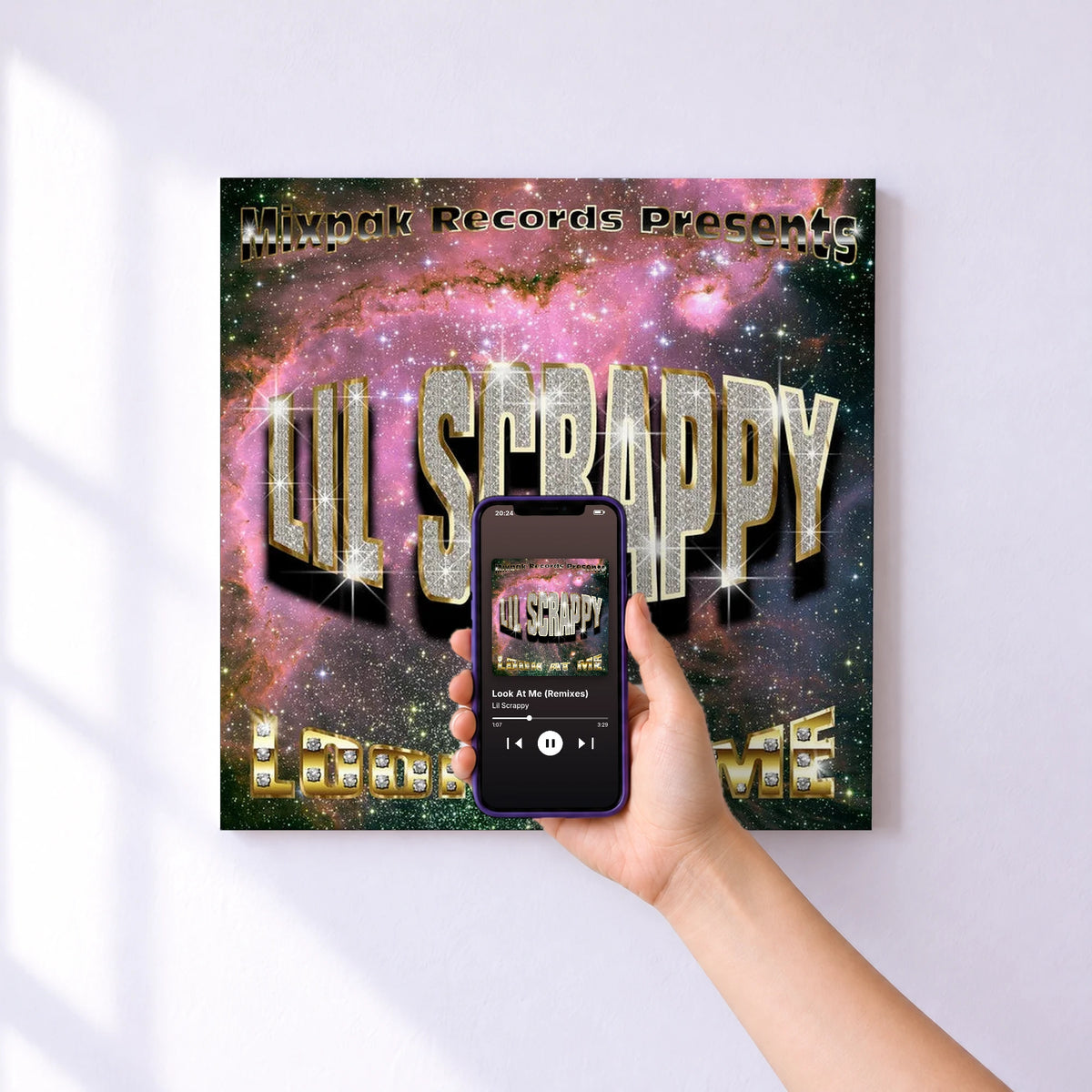 Affiche connectée Look At Me (Remixes) de Lil Scrappy au mur : l'album se lance en approchant le téléphone