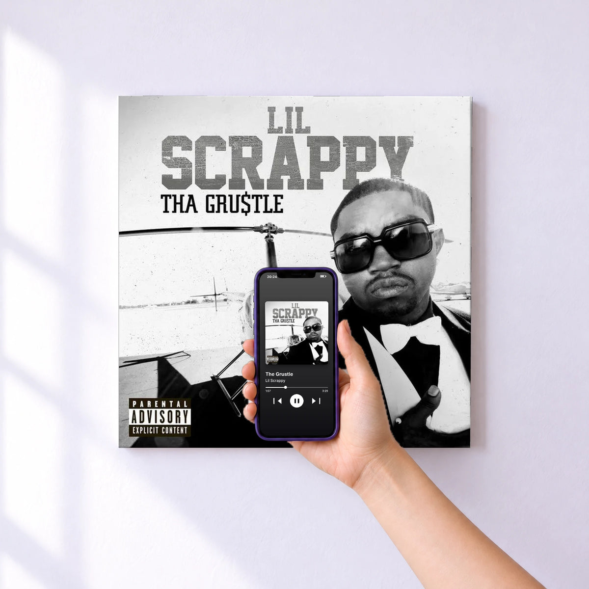 Affiche connectée The Grustle de Lil Scrappy au mur : l'album se lance en approchant le téléphone