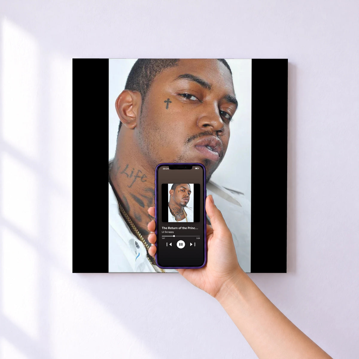 Affiche connectée The Return of the Prince of the South de Lil Scrappy au mur : l'album se lance en approchant le téléphone