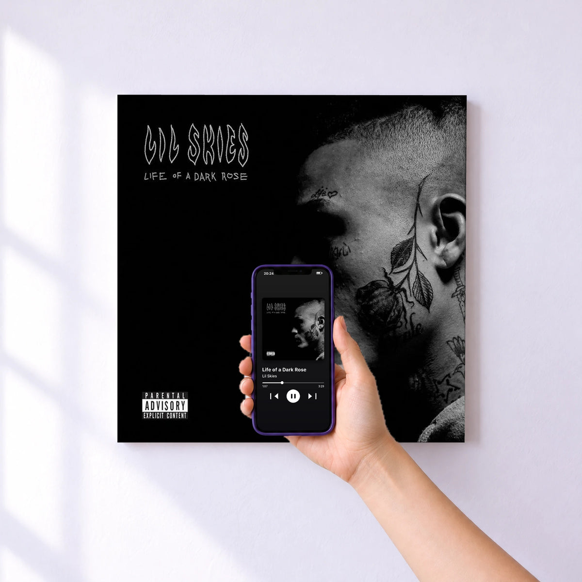 Affiche connectée Life of a Dark Rose de Lil Skies au mur : l'album se lance en approchant le téléphone