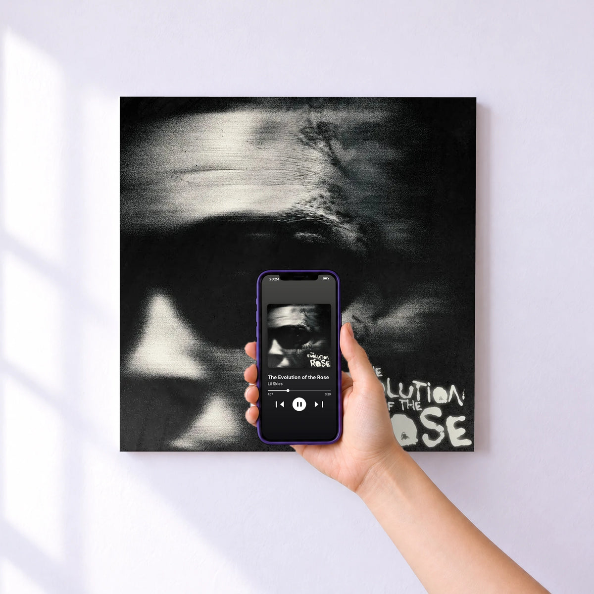 Affiche connectée The Evolution of the Rose de Lil Skies au mur : l'album se lance en approchant le téléphone