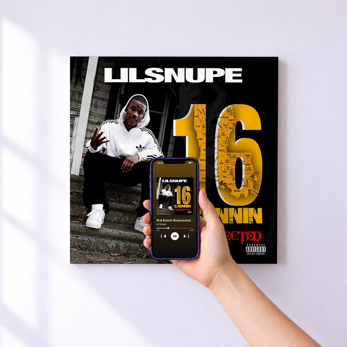 Affiche connectée 16 & Runnin Resurrected de Lil Snupe au mur : l'album se lance en approchant le téléphone
