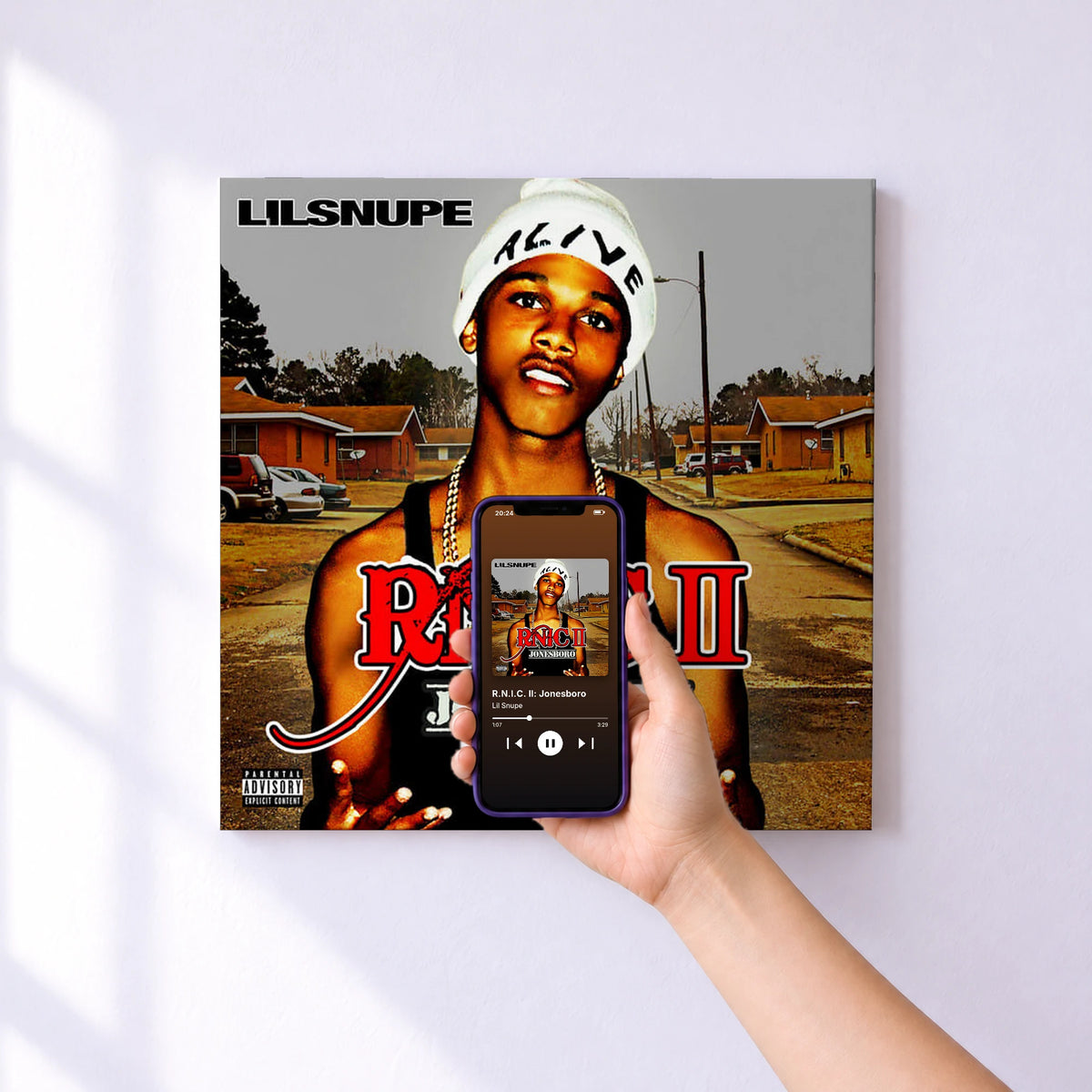 Affiche connectée R.N.I.C. II: Jonesboro de Lil Snupe au mur : l'album se lance en approchant le téléphone