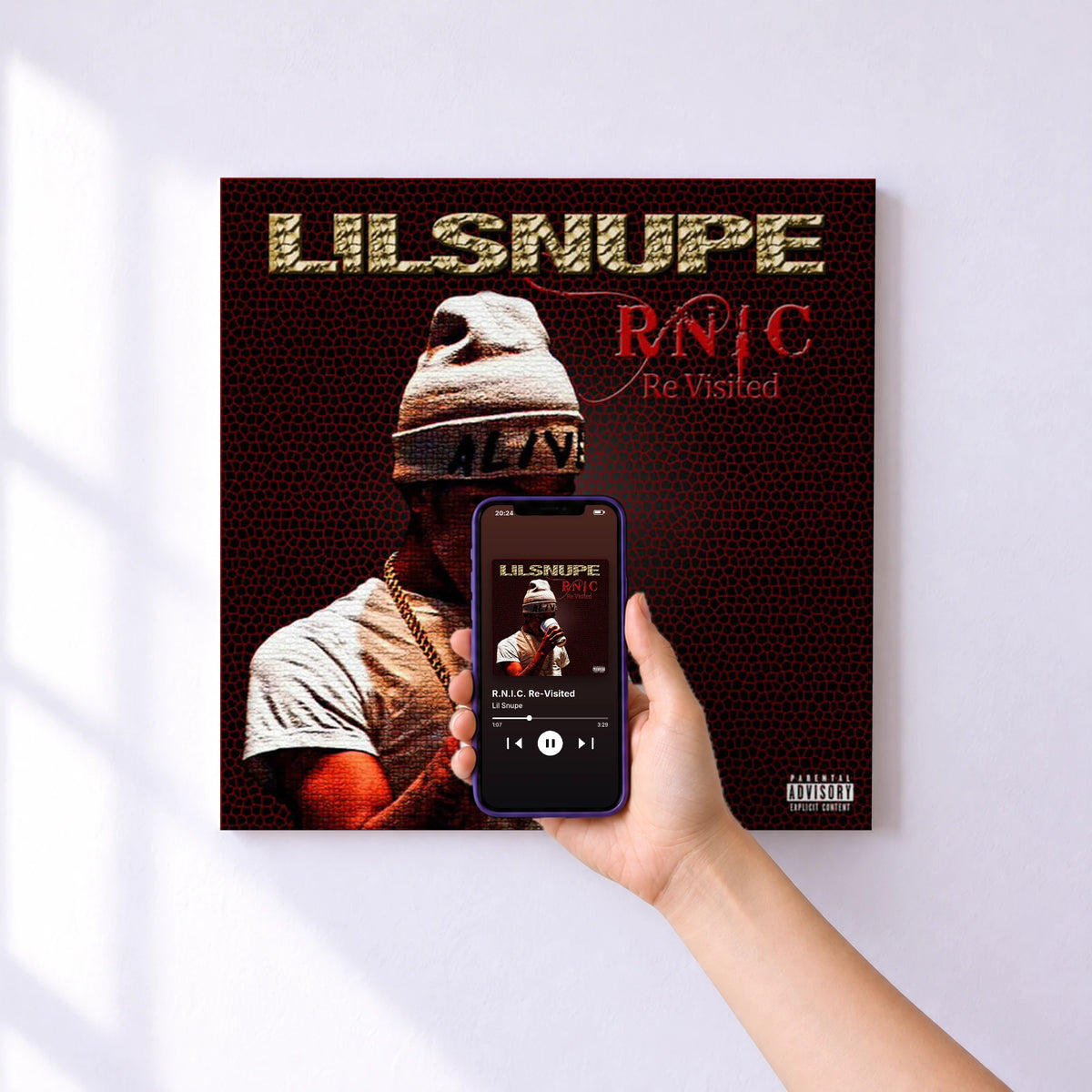 Affiche connectée R.N.I.C. Re-Visited de Lil Snupe au mur : l'album se lance en approchant le téléphone