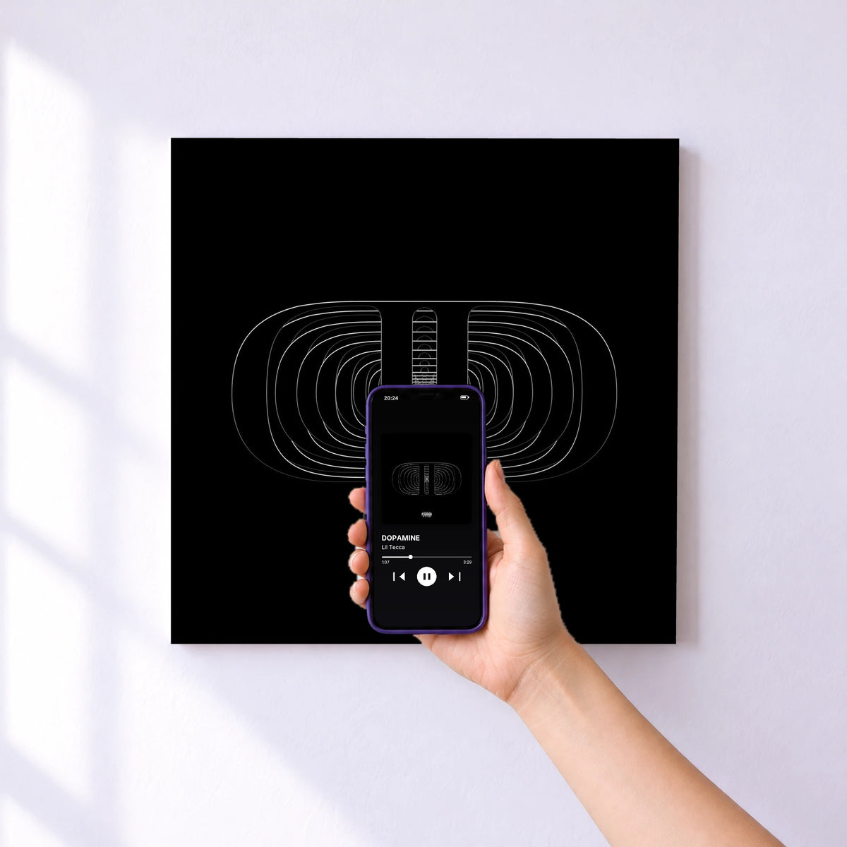 Affiche connectée DOPAMINE de Lil Tecca au mur : l'album se lance en approchant le téléphone