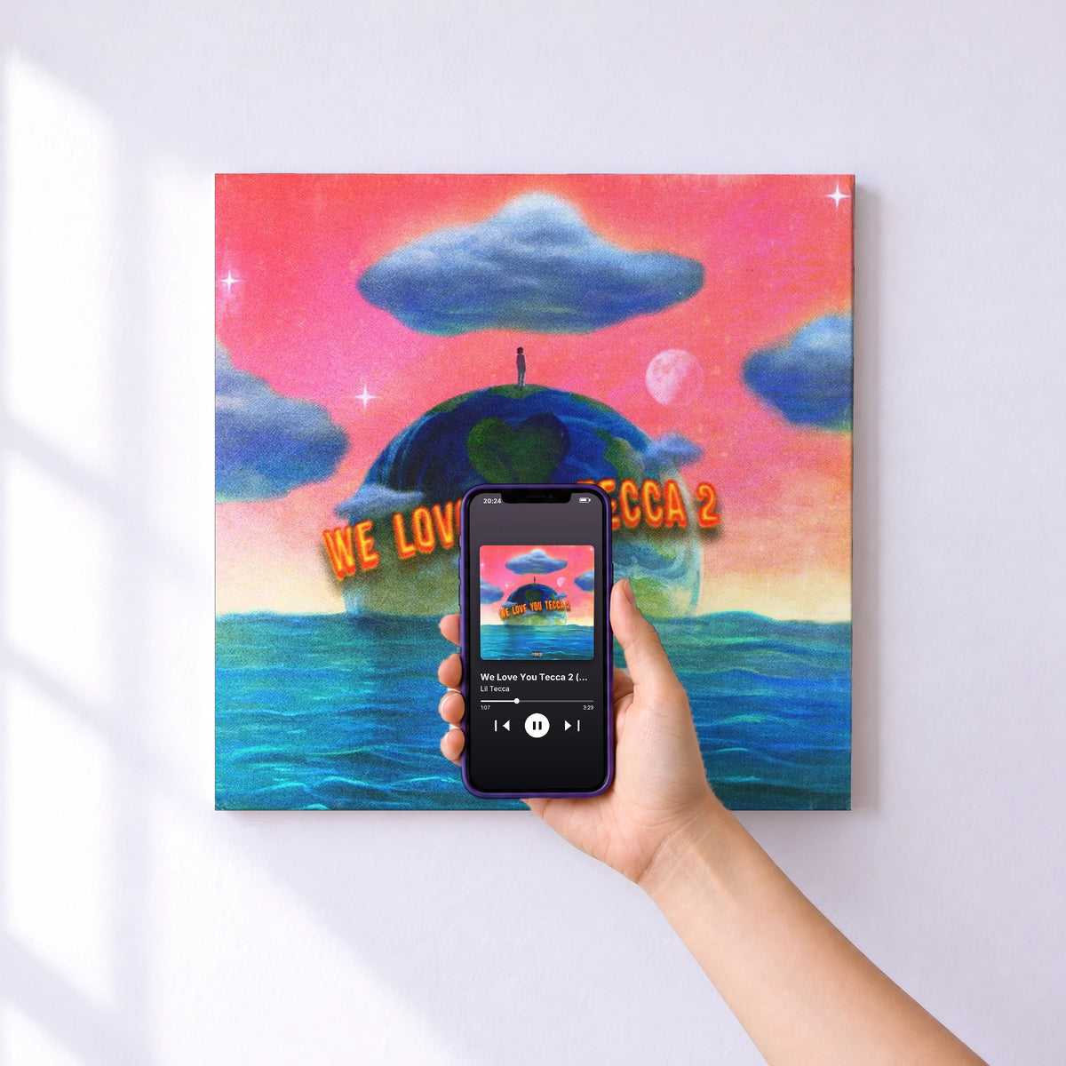Affiche connectée We Love You Tecca 2 (Deluxe) de Lil Tecca au mur : l'album se lance en approchant le téléphone