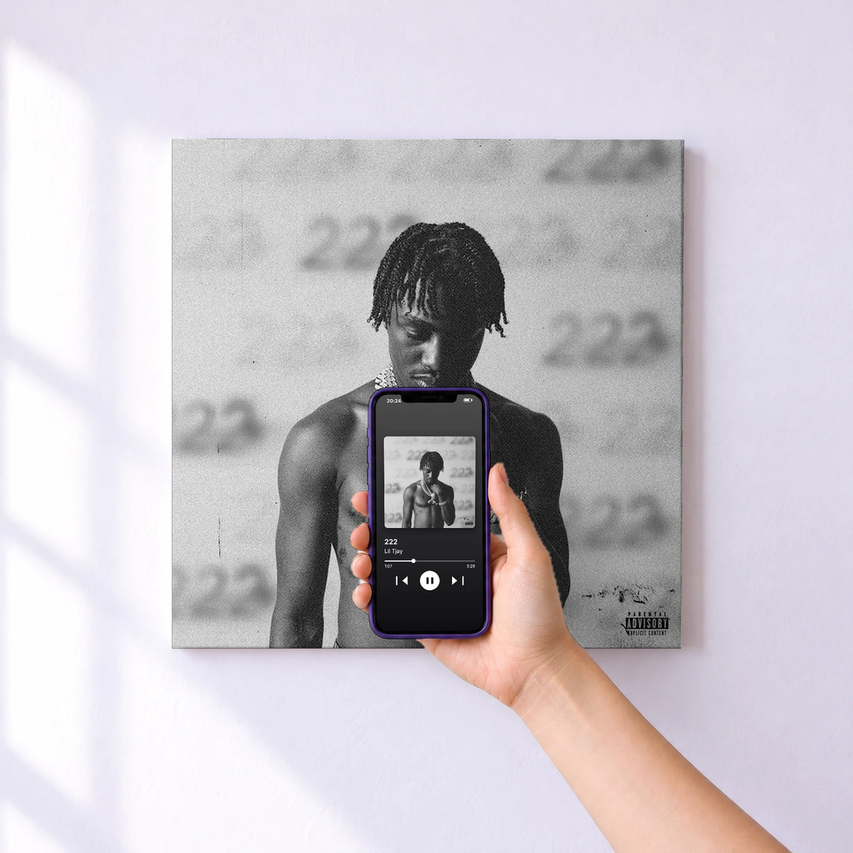 Affiche connectée 222 de Lil Tjay au mur : l'album se lance en approchant le téléphone