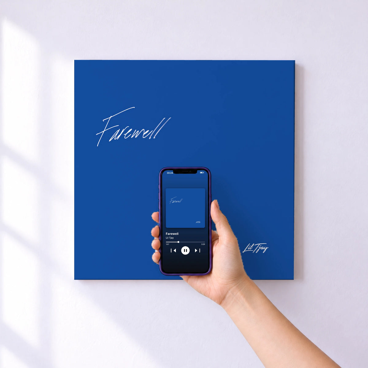 Affiche connectée Farewell de Lil Tjay au mur : l'album se lance en approchant le téléphone