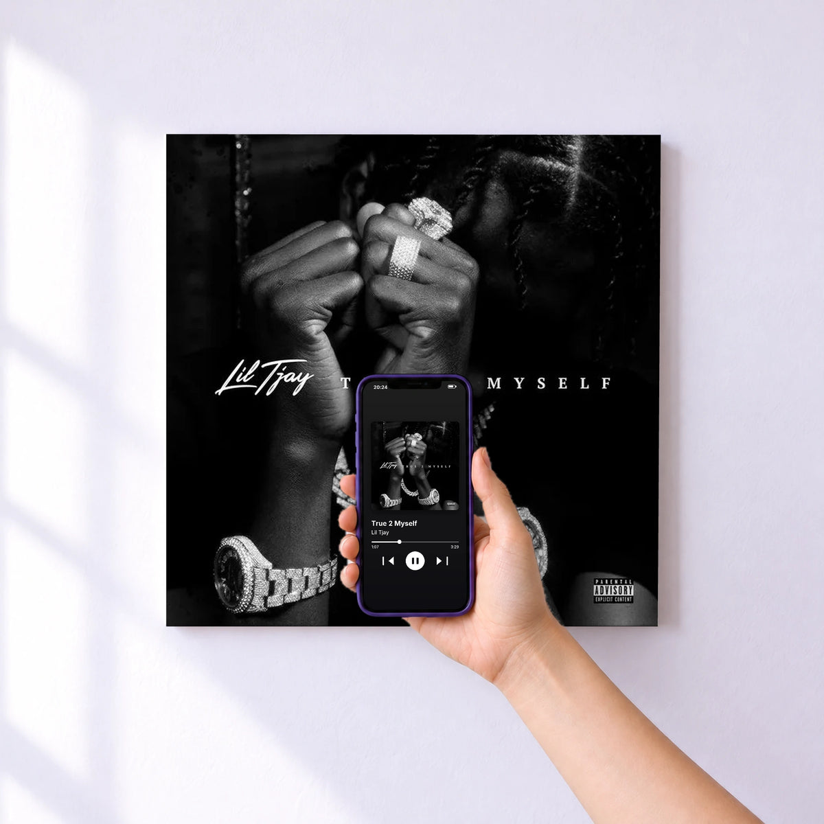 Affiche connectée True 2 Myself de Lil Tjay au mur : l'album se lance en approchant le téléphone