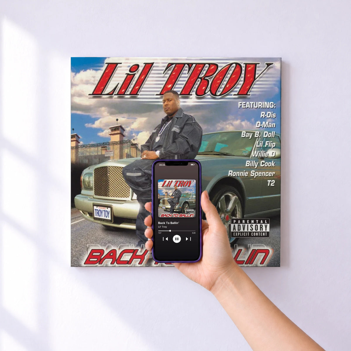 Affiche connectée Back To Ballin’ de Lil' Troy au mur : l'album se lance en approchant le téléphone