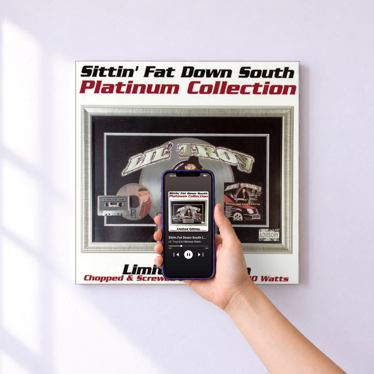 Affiche connectée Sittin Fat Down South (Chopped & Screwed) de Lil' Troy & DJ Michael Watts au mur : l'album se lance en approchant le téléphone