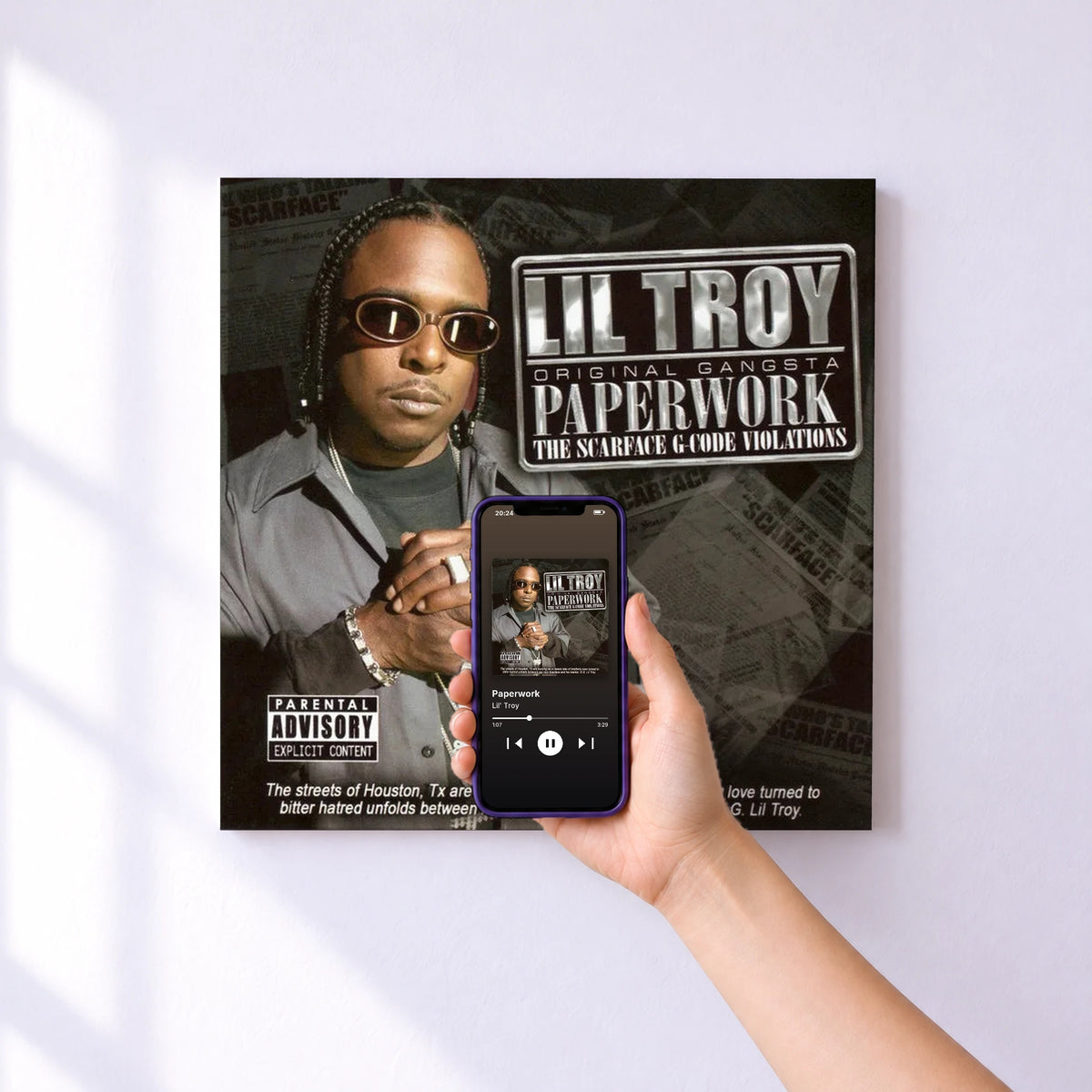 Affiche connectée Paperwork de Lil' Troy au mur : l'album se lance en approchant le téléphone
