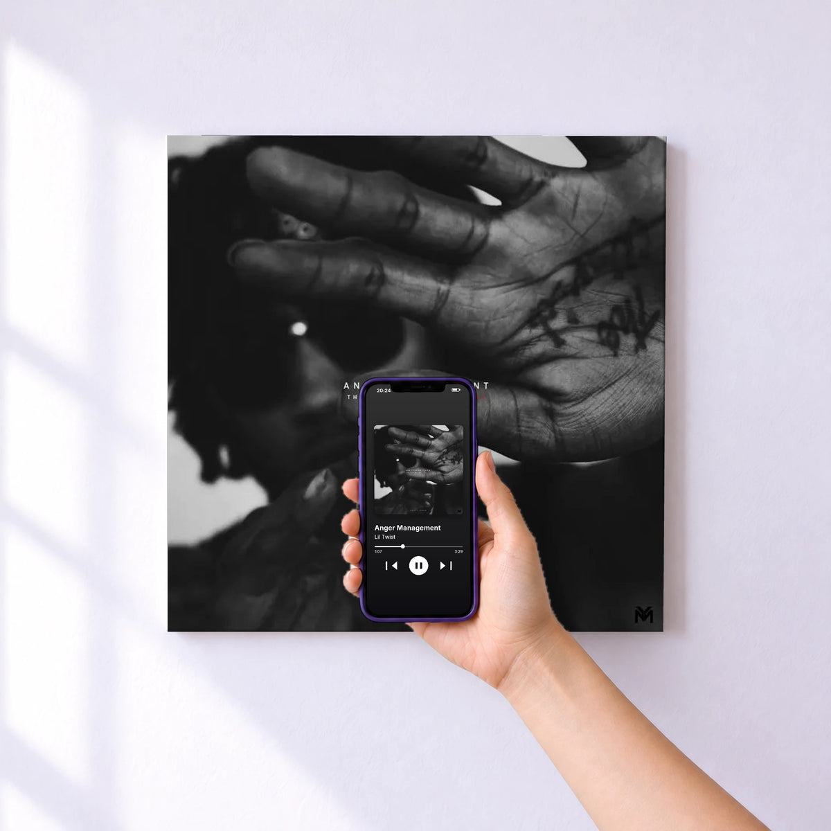 Affiche connectée Anger Management de Lil Twist au mur : l'album se lance en approchant le téléphone