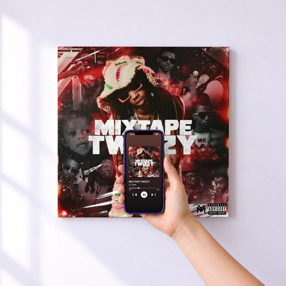 Affiche connectée MIXTAPE TWIZZY de Lil Twist au mur : l'album se lance en approchant le téléphone