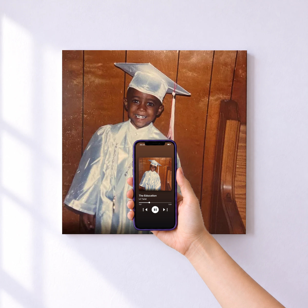 Affiche connectée The Education de Lil Twist au mur : l'album se lance en approchant le téléphone