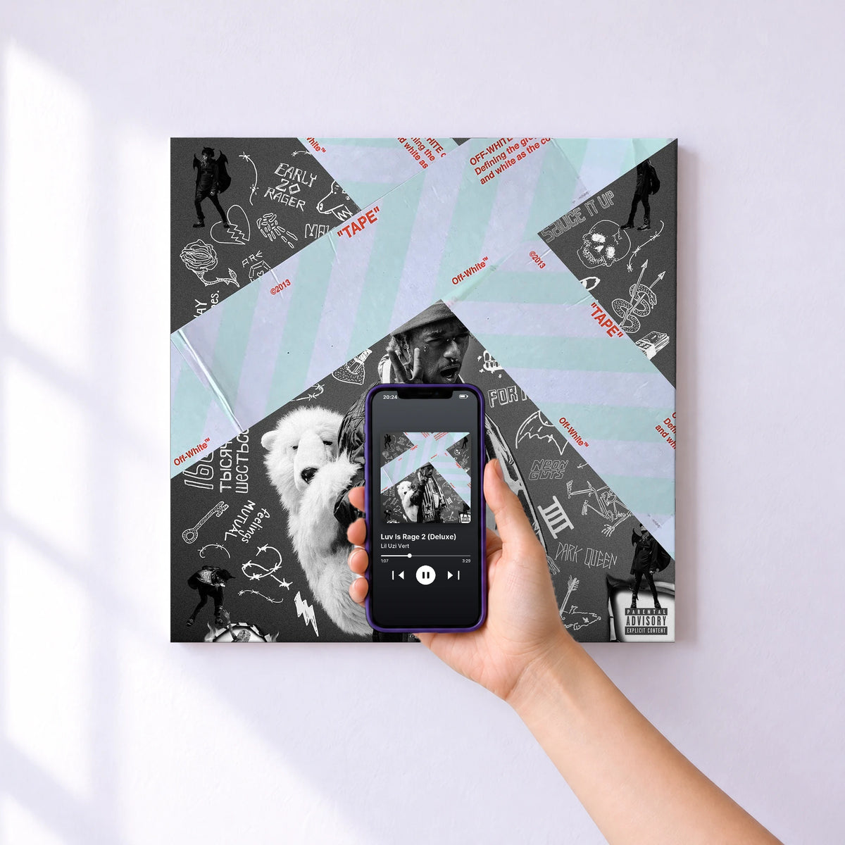 Affiche connectée Luv Is Rage 2 (Deluxe) de Lil Uzi Vert au mur : l'album se lance en approchant le téléphone