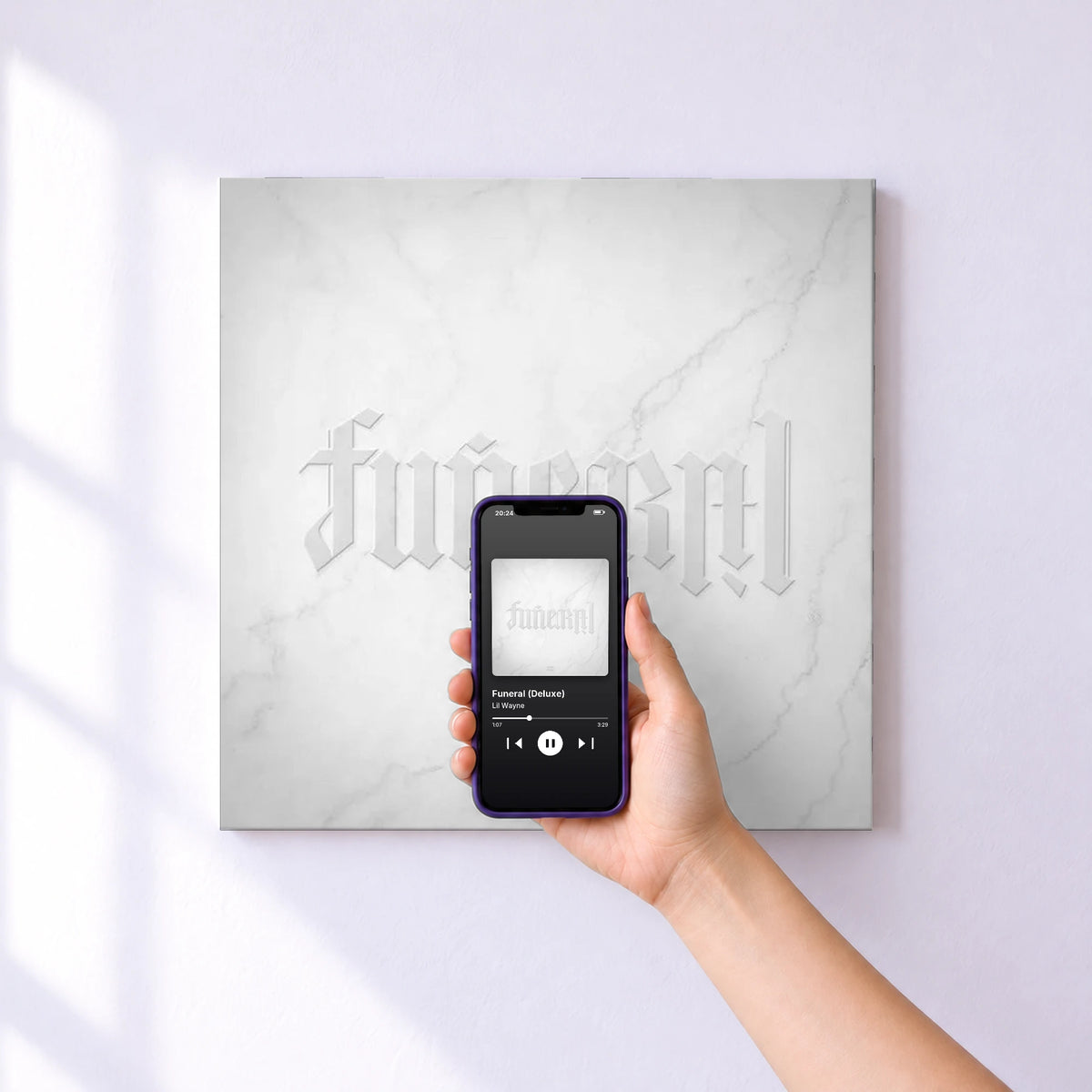 Affiche connectée Funeral (Deluxe) de Lil Wayne au mur : l'album se lance en approchant le téléphone