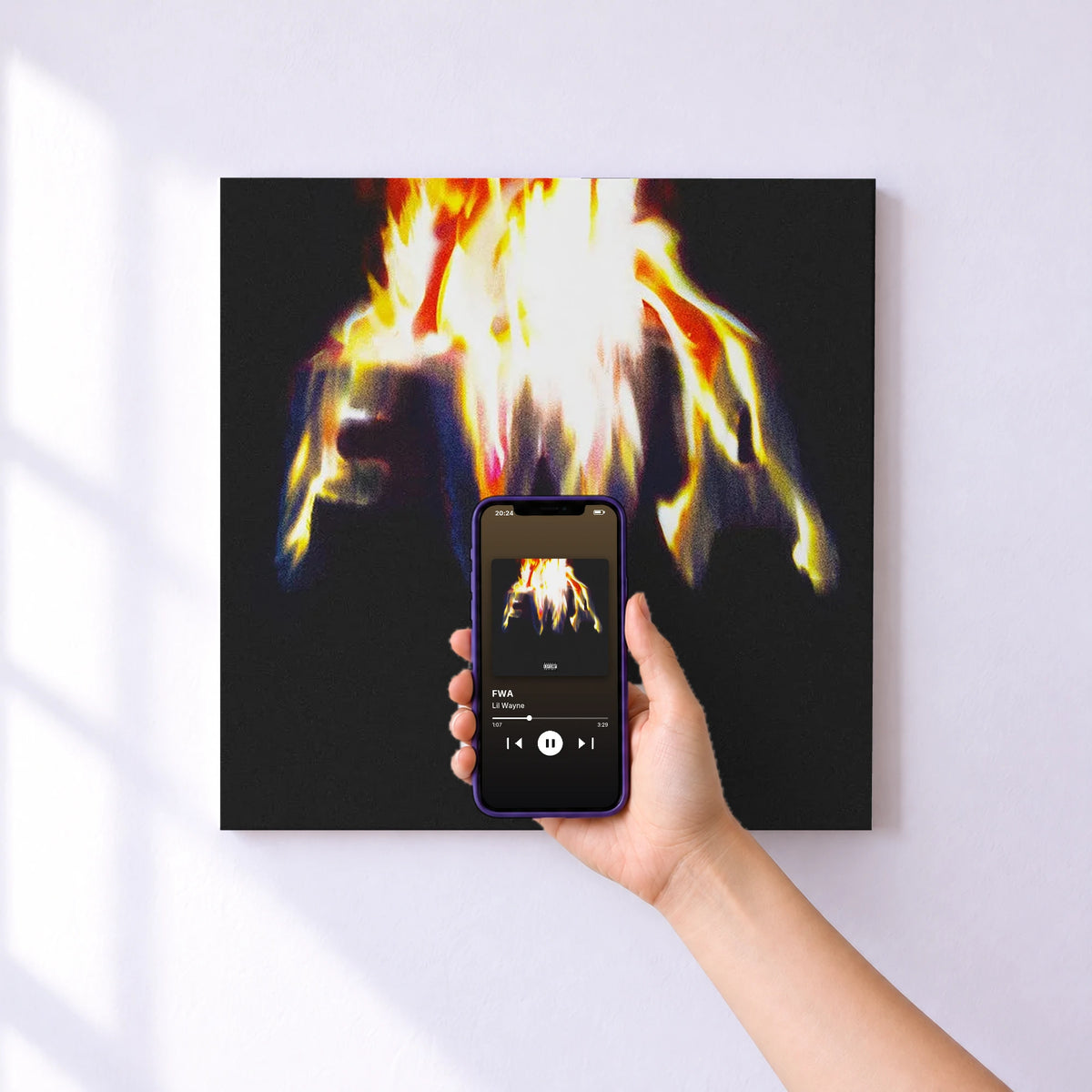 Affiche connectée FWA de Lil Wayne au mur : l'album se lance en approchant le téléphone