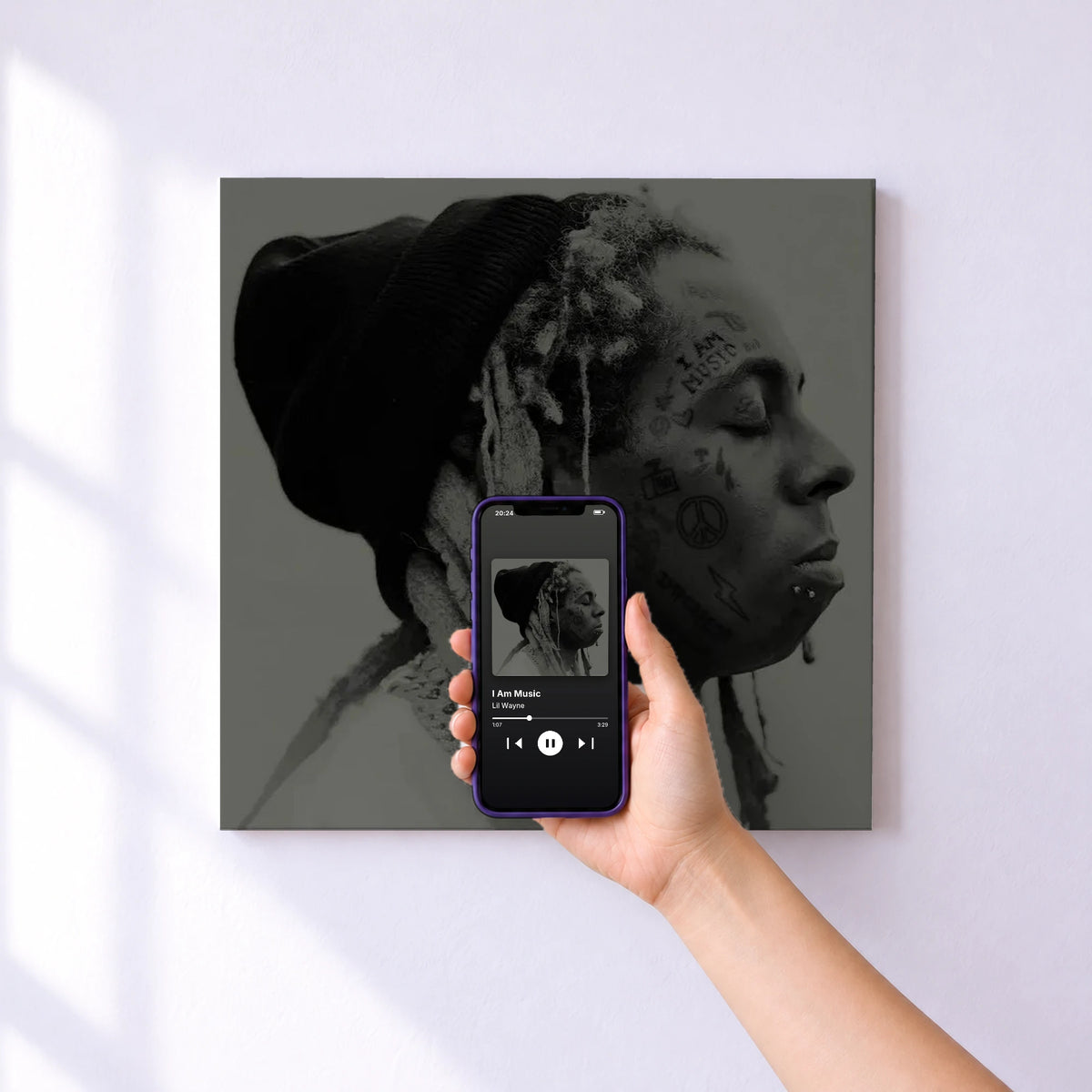 Affiche connectée I Am Music de Lil Wayne au mur : l'album se lance en approchant le téléphone