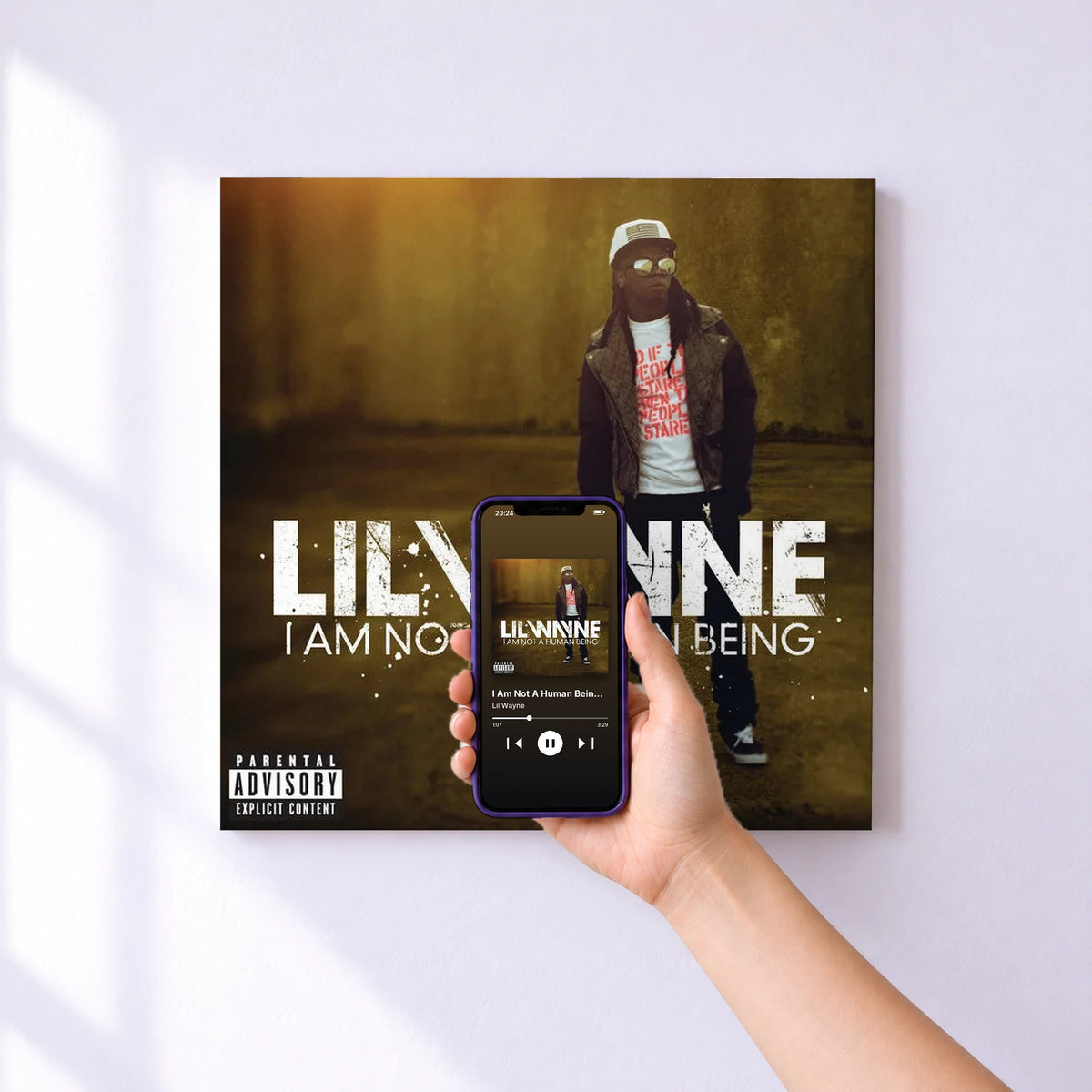 Affiche connectée I Am Not A Human Being (Explicit Version) de Lil Wayne au mur : l'album se lance en approchant le téléphone