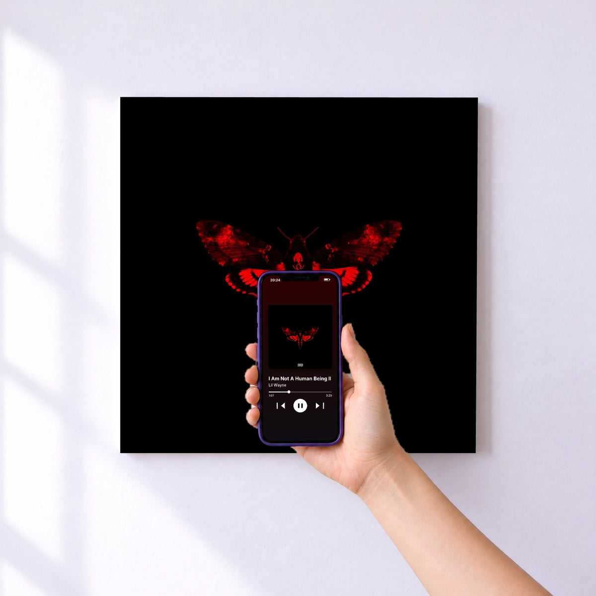 Affiche connectée I Am Not A Human Being II de Lil Wayne au mur : l'album se lance en approchant le téléphone