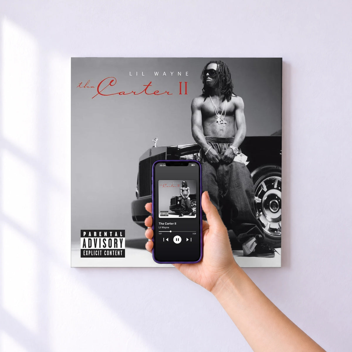 Affiche connectée Tha Carter II de Lil Wayne au mur : l'album se lance en approchant le téléphone
