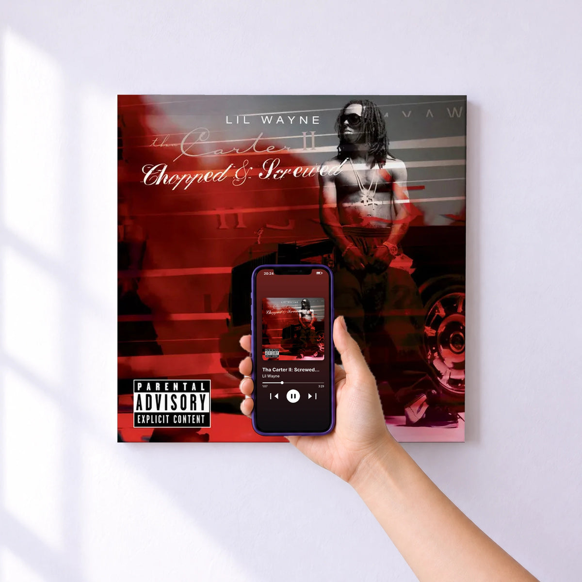 Affiche connectée Tha Carter II: Screwed And Chopped de Lil Wayne au mur : l'album se lance en approchant le téléphone