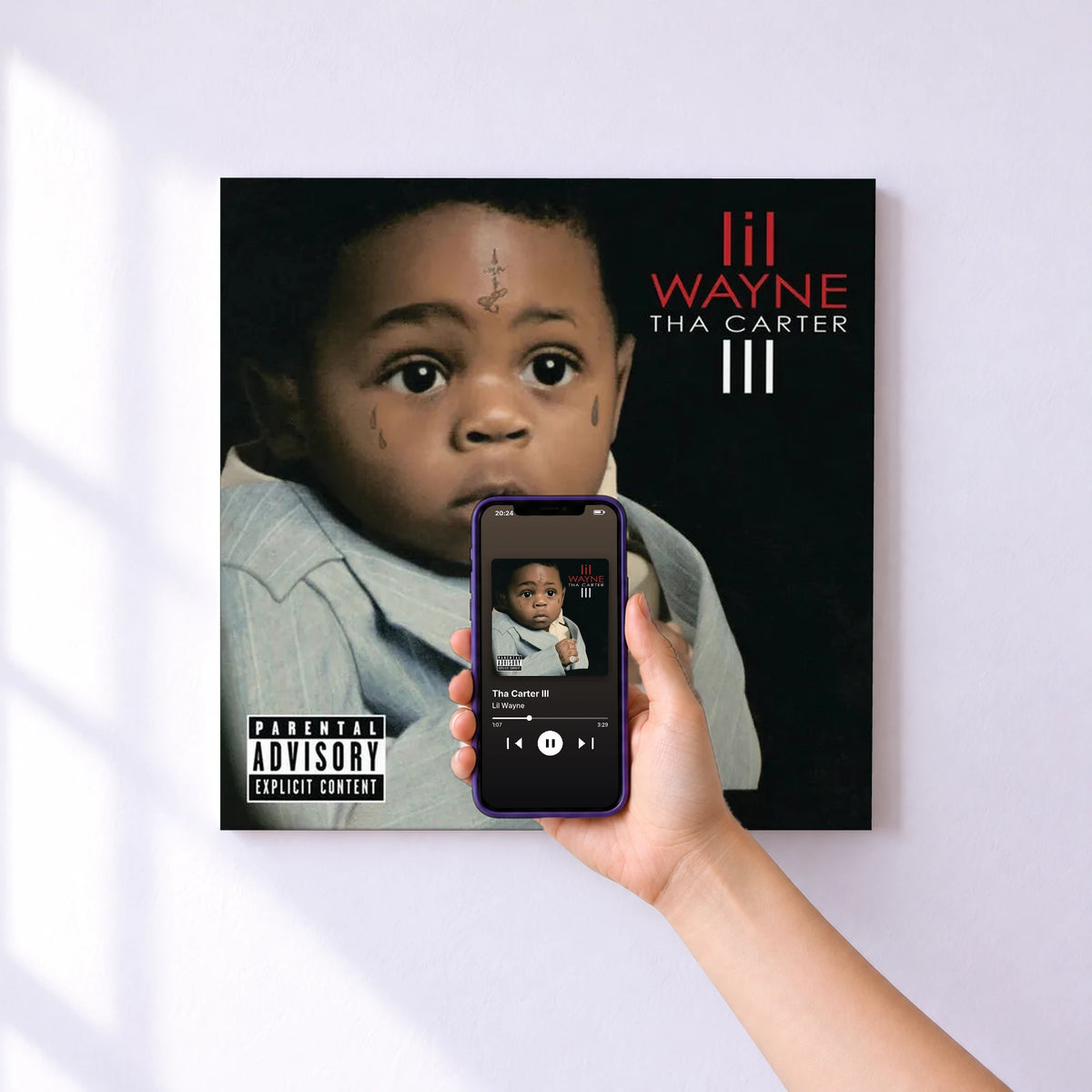 Affiche connectée Tha Carter III de Lil Wayne au mur : l'album se lance en approchant le téléphone