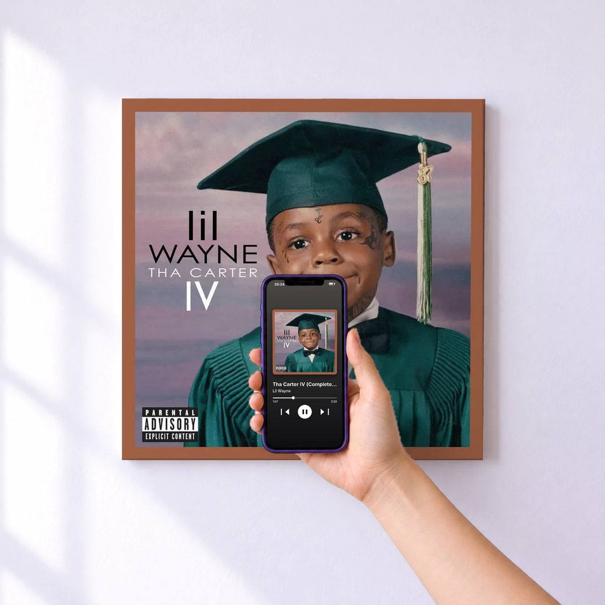 Affiche connectée Tha Carter IV (Complete Edition) de Lil Wayne au mur : l'album se lance en approchant le téléphone