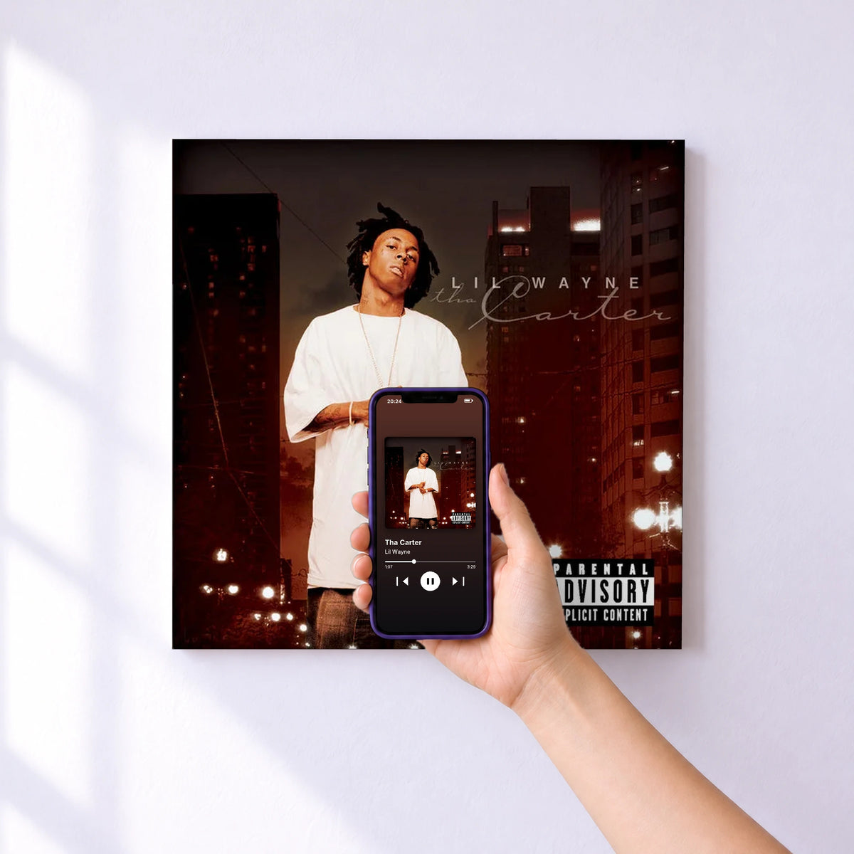 Affiche connectée Tha Carter de Lil Wayne au mur : l'album se lance en approchant le téléphone