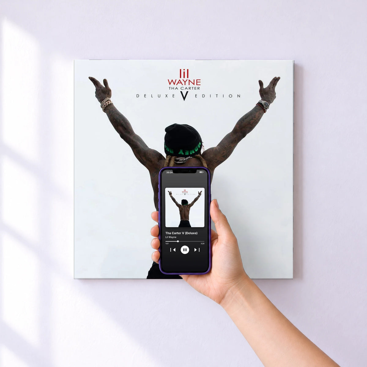 Affiche connectée Tha Carter V (Deluxe) de Lil Wayne au mur : l'album se lance en approchant le téléphone