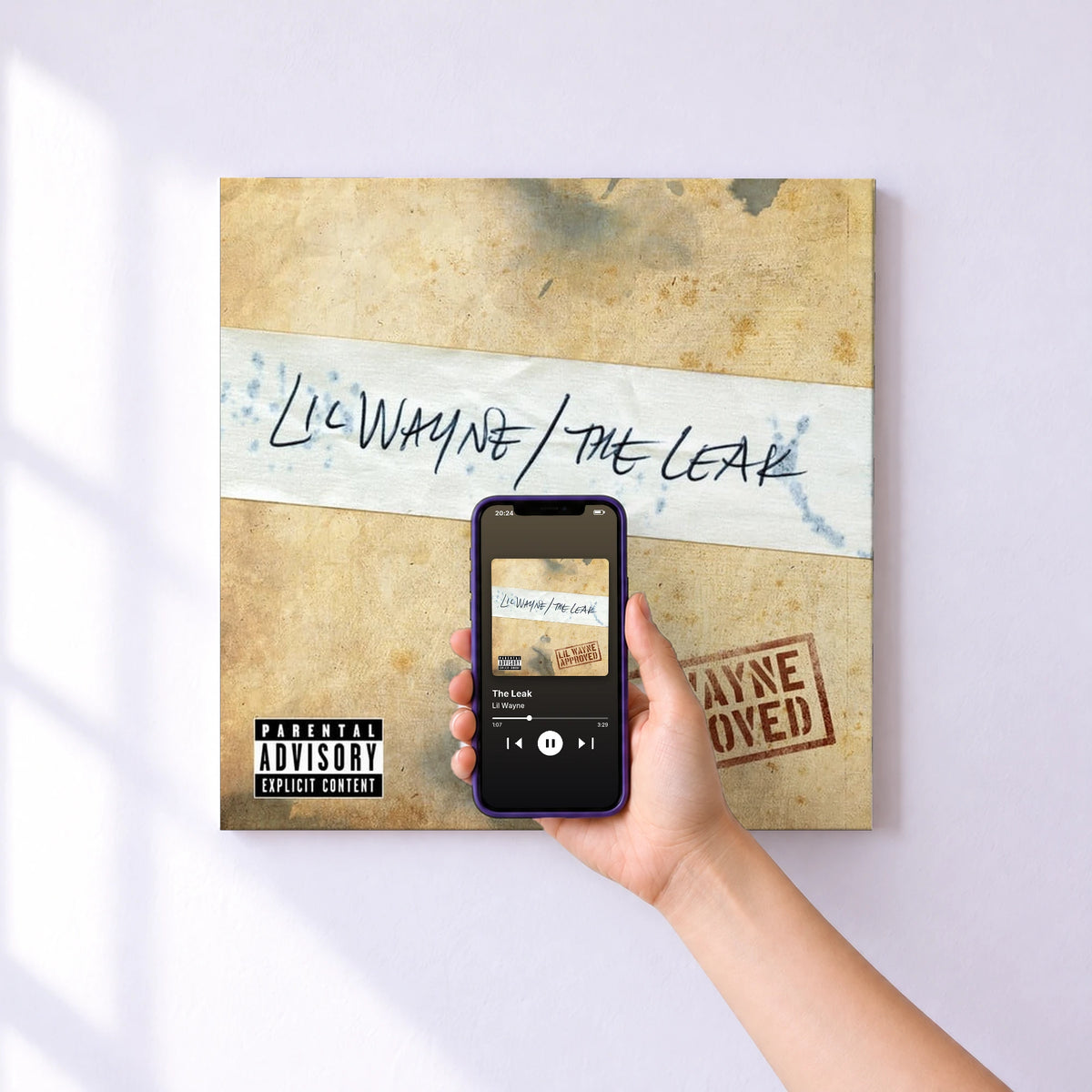 Affiche connectée The Leak de Lil Wayne au mur : l'album se lance en approchant le téléphone