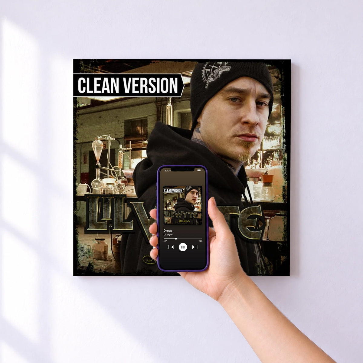 Affiche connectée Drugs de Lil Wyte au mur : l'album se lance en approchant le téléphone